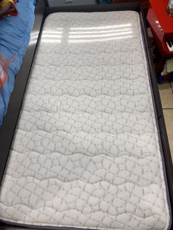 Twin size mattress with mattress protector / Colchón Twin