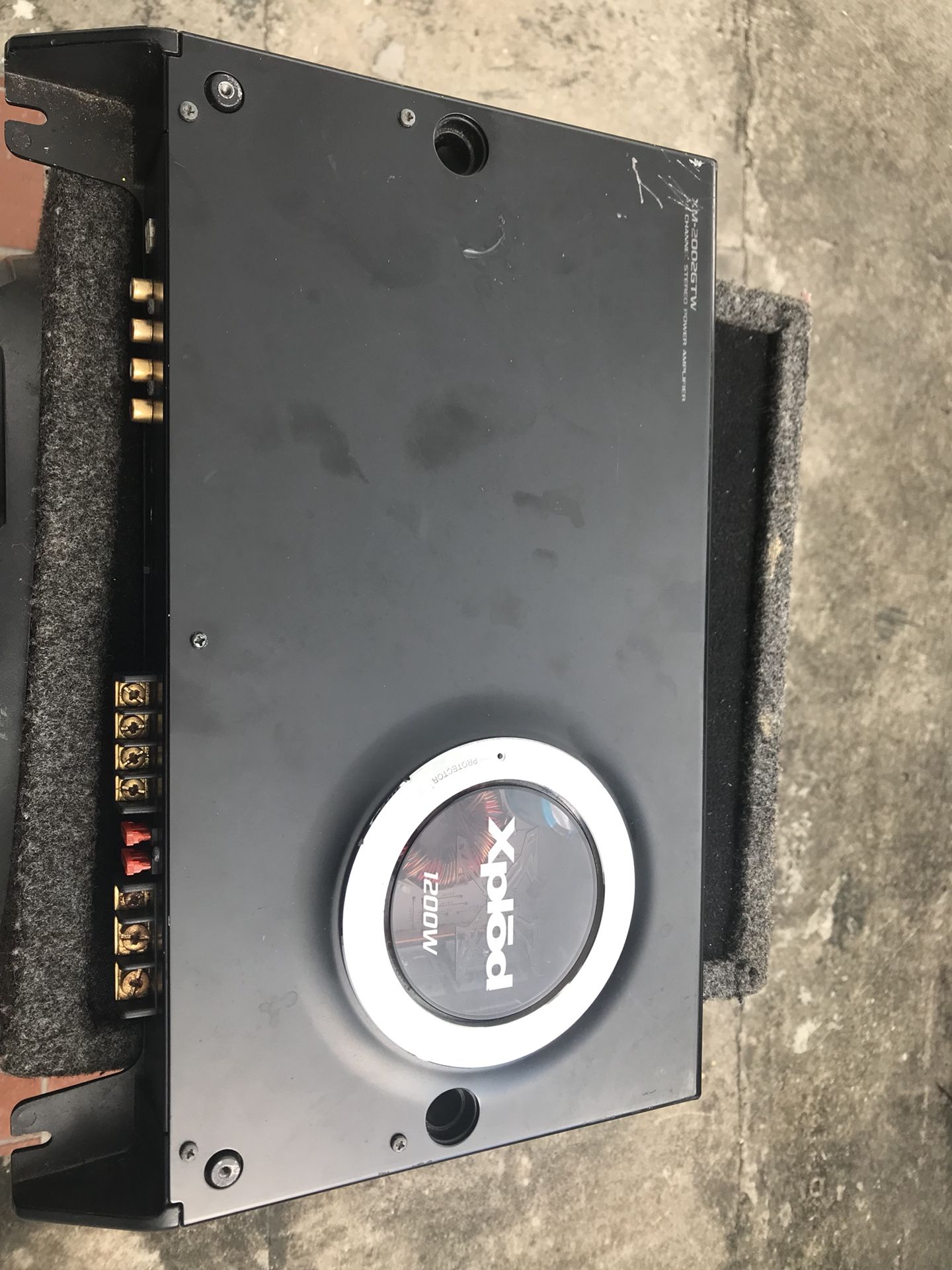 Amplificador Sony xplod 1200w y dos 12” en cajón en buen estado
