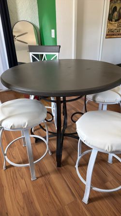Table dinner with four chairs