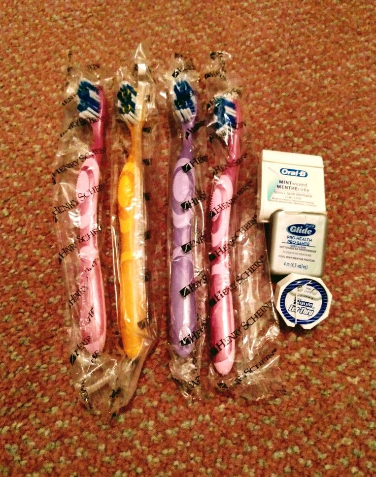 BRAND NEW IN PACKAGES HENRY SCHEIN ADULT FULL HEAD SOFT DIAMOND TOOTHBRUSHES & 3 BRAND NEW FULL SIZE DENTAL FLOSSES