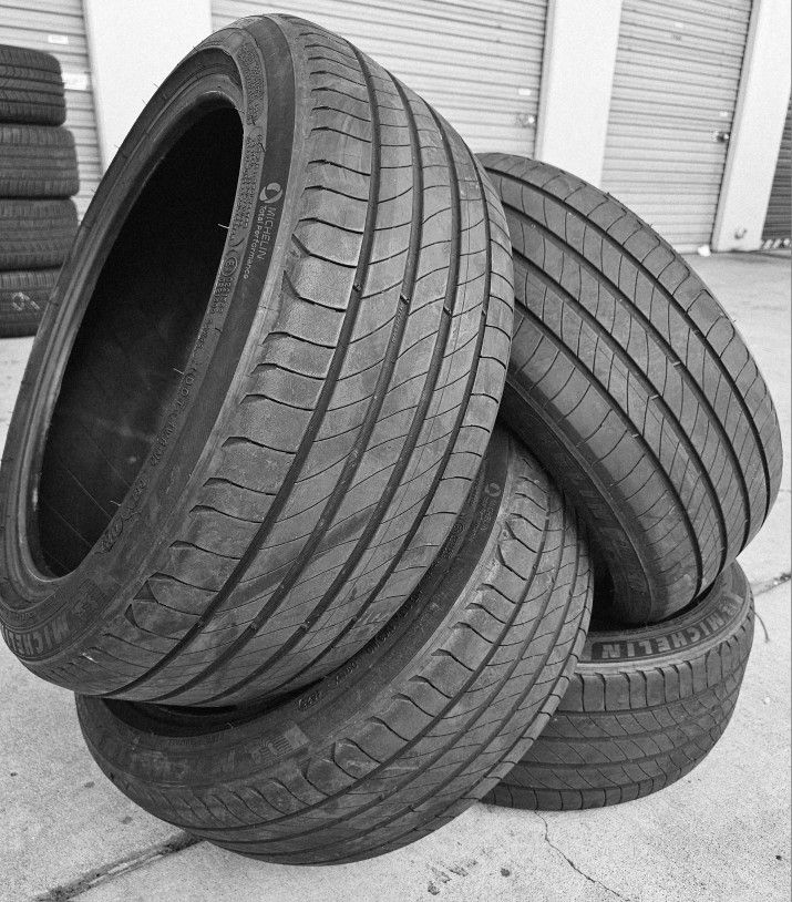 215/45/17 USED TIRE (MOBILE UNTIL 10PM)