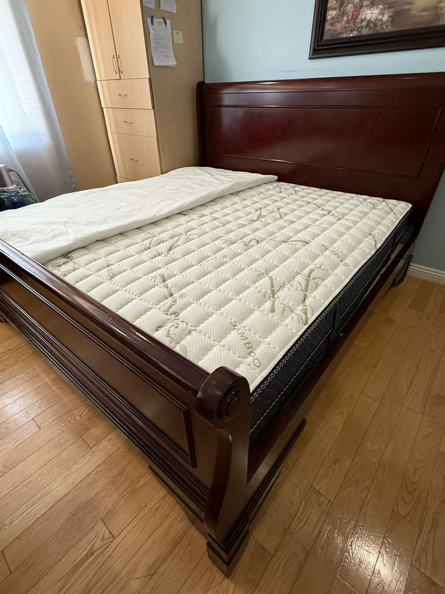 King Sleigh Bed With Mattress And Bedsheets