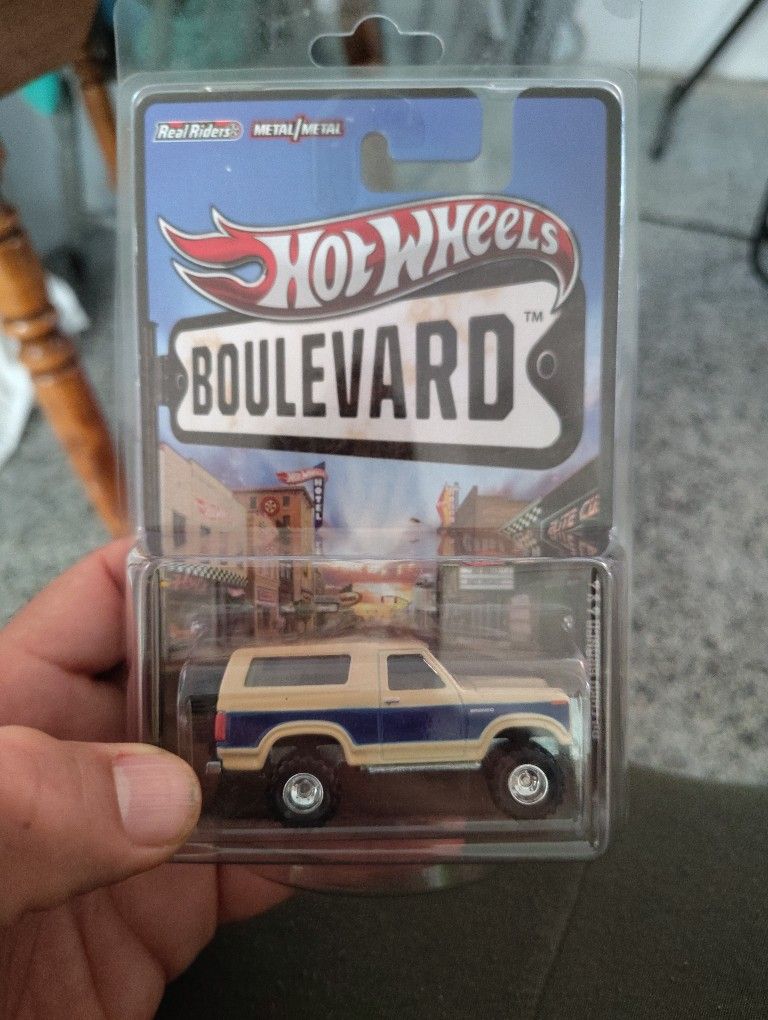 Hot Wheels Boulevard 85 Ford Bronco 4X4