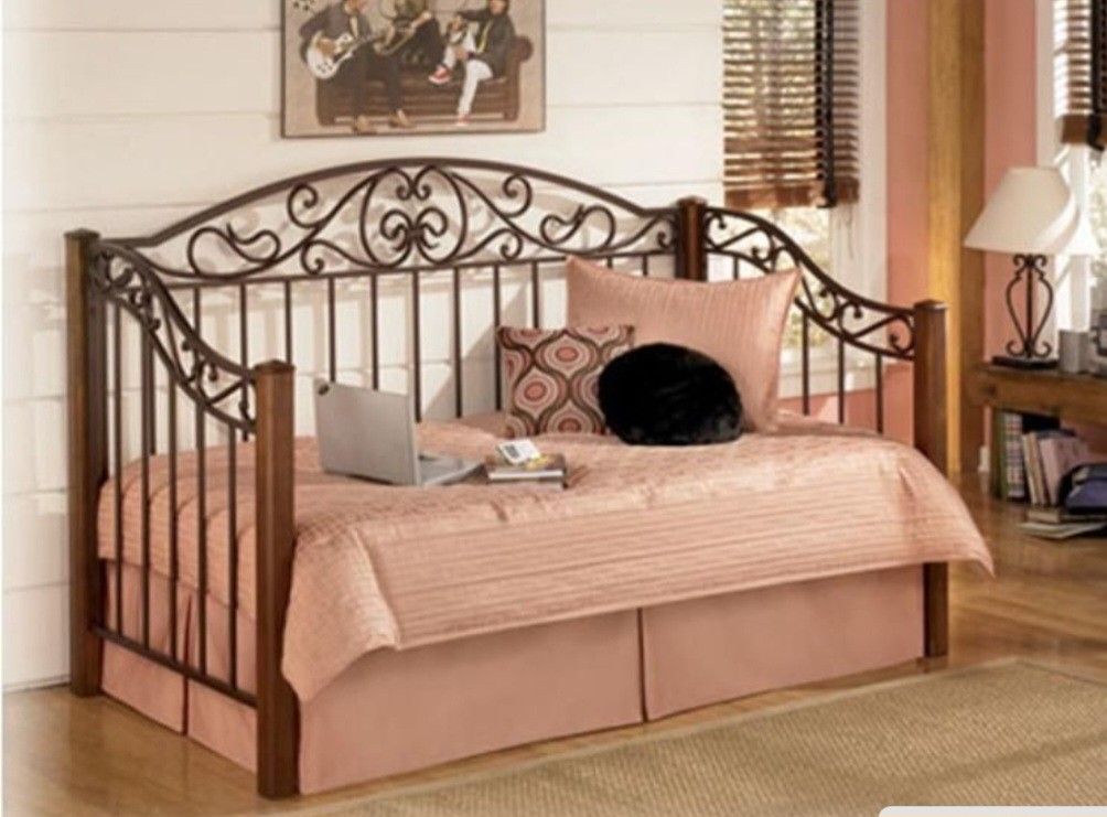 Twin size Ashley furniture wyatt Day Bed