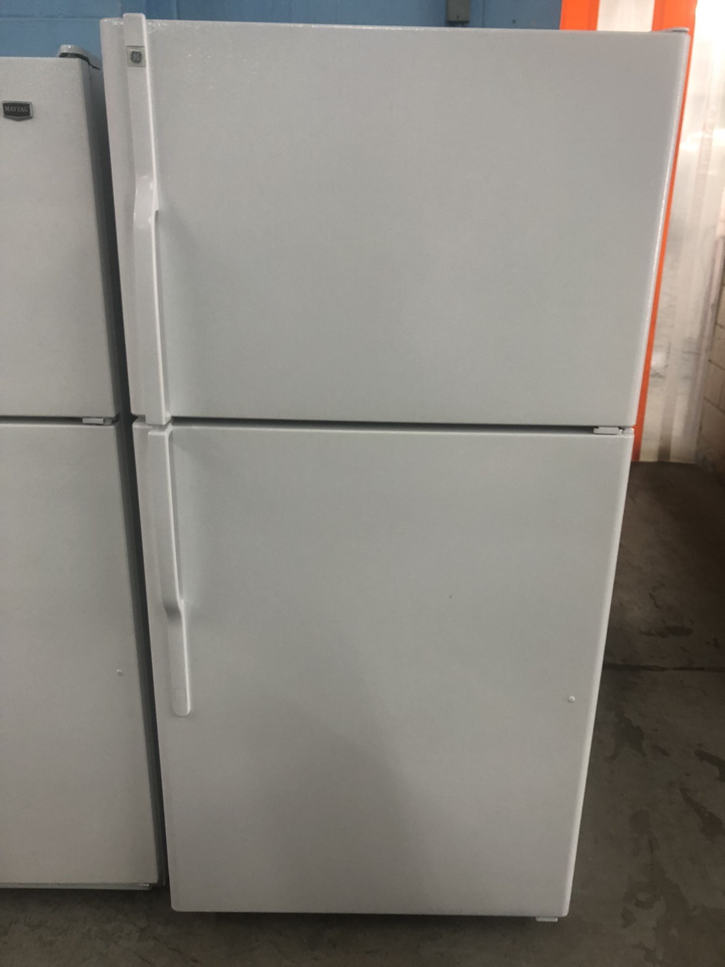 22 Cubic Foot Top Freezer Refrigerator With Ice Maker 