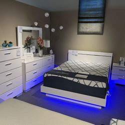 Queen Bed, Dresser, Mirror And Nightstand 