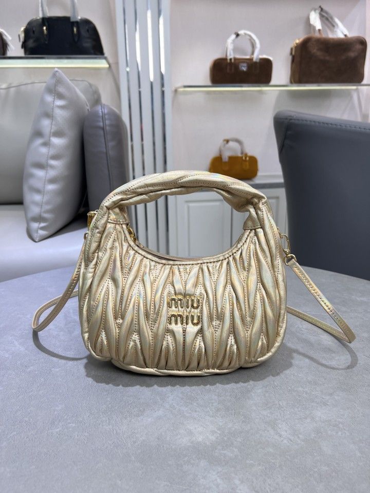 A high-end handbag that can be carried diagonally