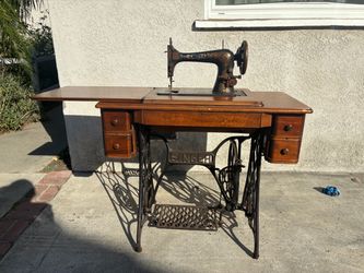 antique singer sewing machine / Delivery Available