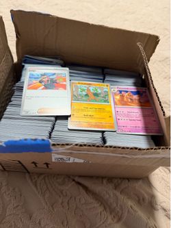 Box with over 1000 Pokémon card