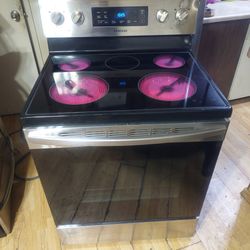 Nice Samsung 5 Burner glass top stove with Self Cleaning Oven