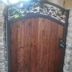 Puerta De Metal Y Madera Con Cualquier Diseño Que Usted Guste