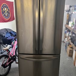 LG Refrigerator (read Description) 