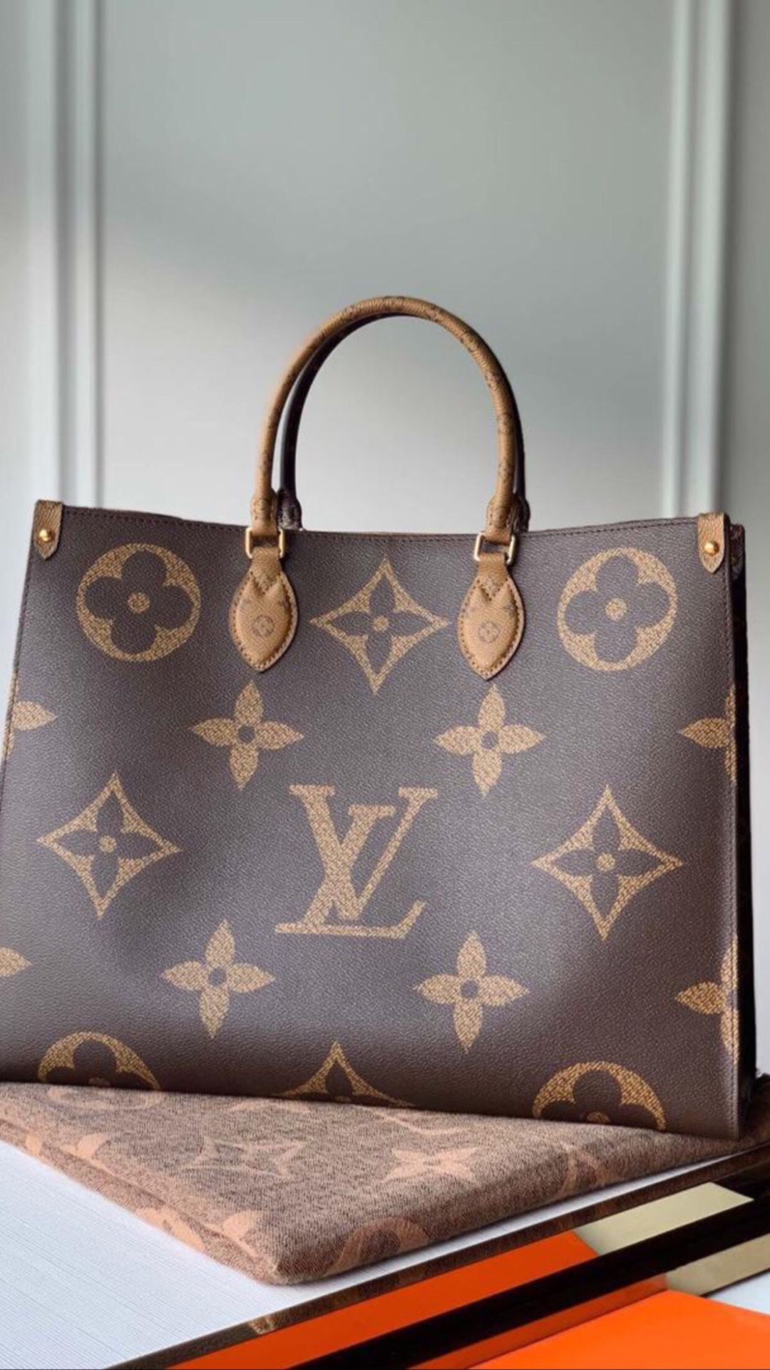 LV reverse bag ( on the go)