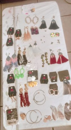 Earrings. 30 pairs.