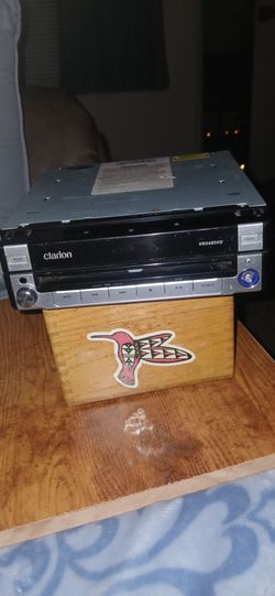CLARION 7 1/2 INCH TOUCH SCREEN DVD/CD PLAYER
