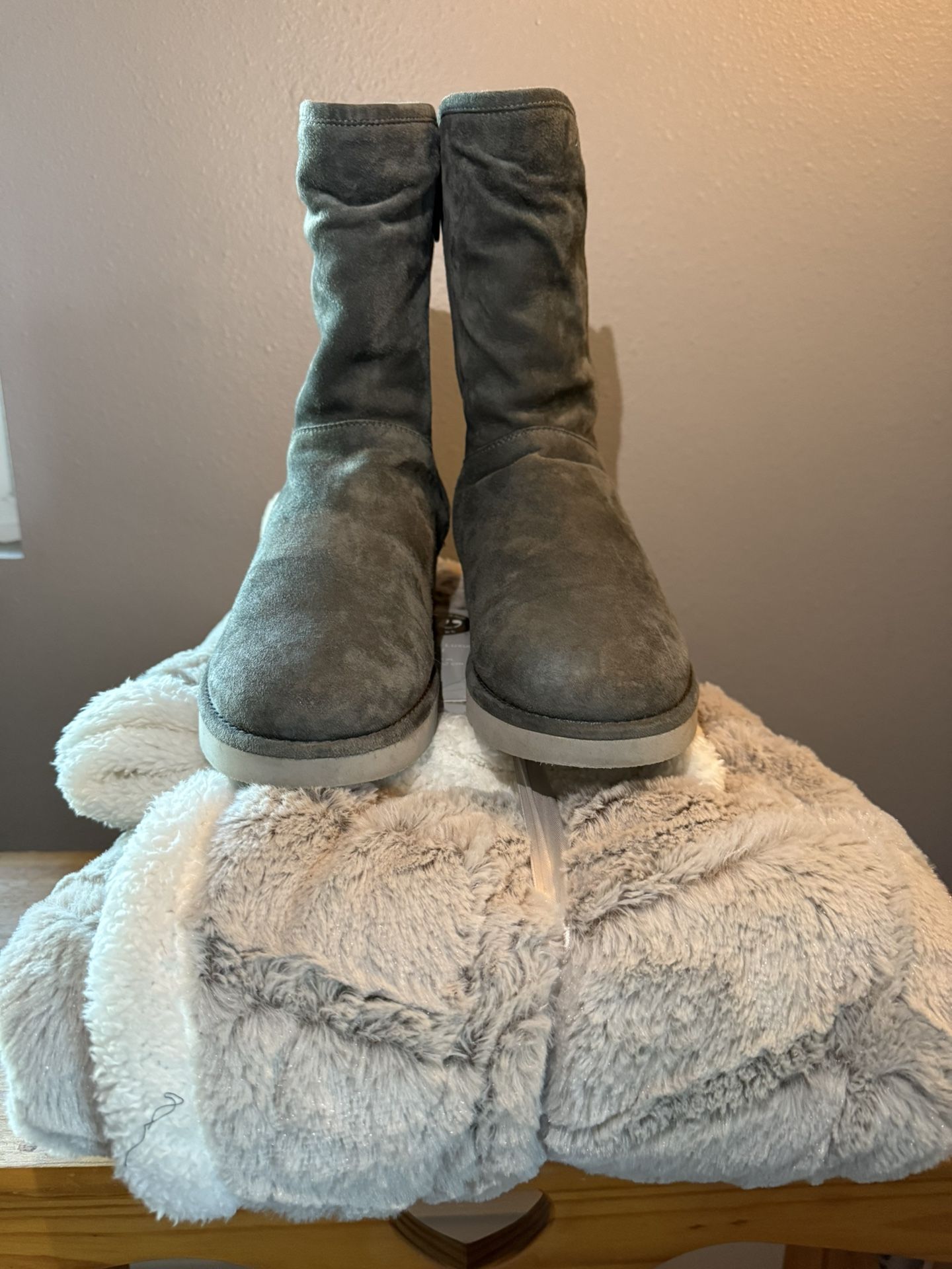 Ugg Australia Ladies Grey Boots Size 9