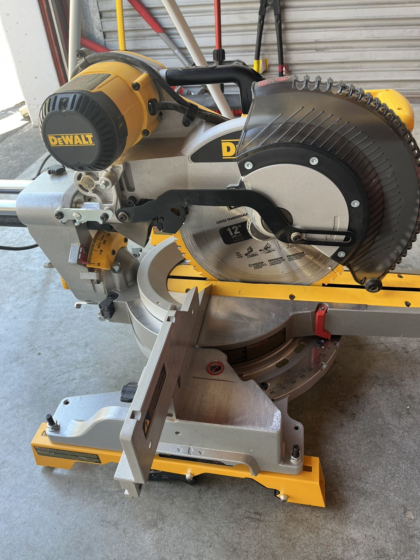 Dewalt Double Bevel Sliding Compound Miter Saw