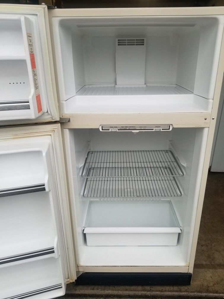 Magic Chef refrigerator (Delivery Available) for Sale in Lynnwood, WA