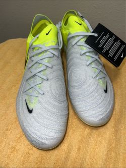 Soccer cleats size 9.5