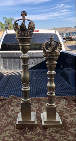 Candle holders with crowns