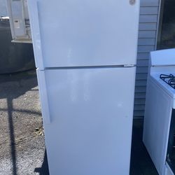 GE regular white fridge working perfect