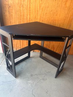 Corner computer desk