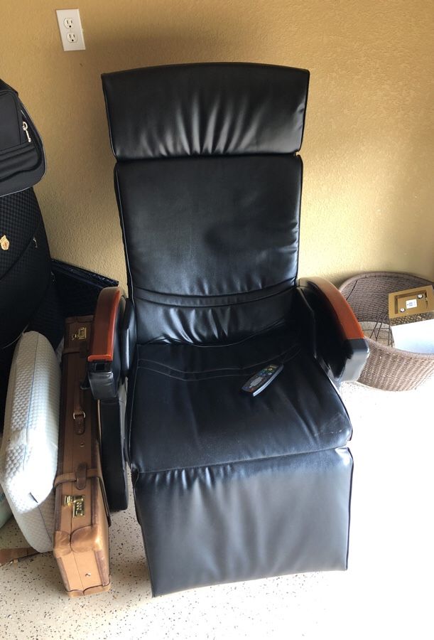 Reclining massage chair