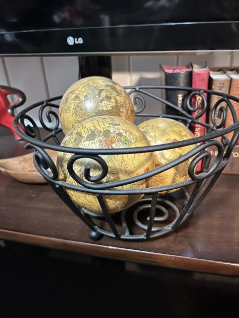 Metal Basket With 3 Globes 
