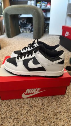 Nike Dunk Low’s black/white size 4y