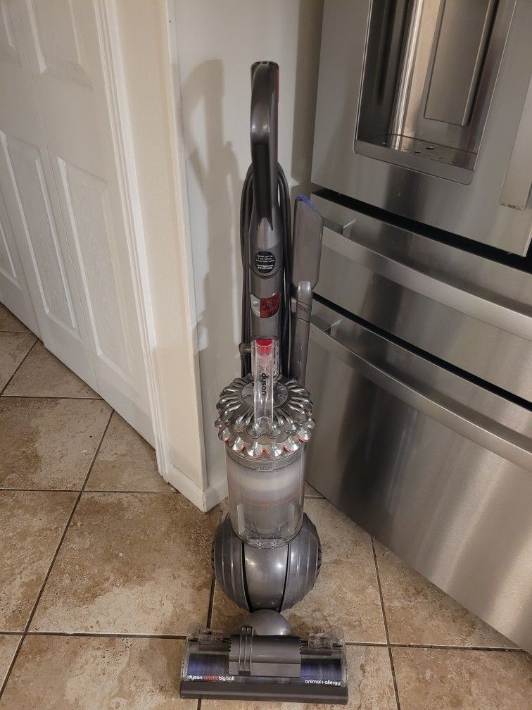 Dyson Vacuum Cinetic Big Ball Upright Animal + Allergy Bagless