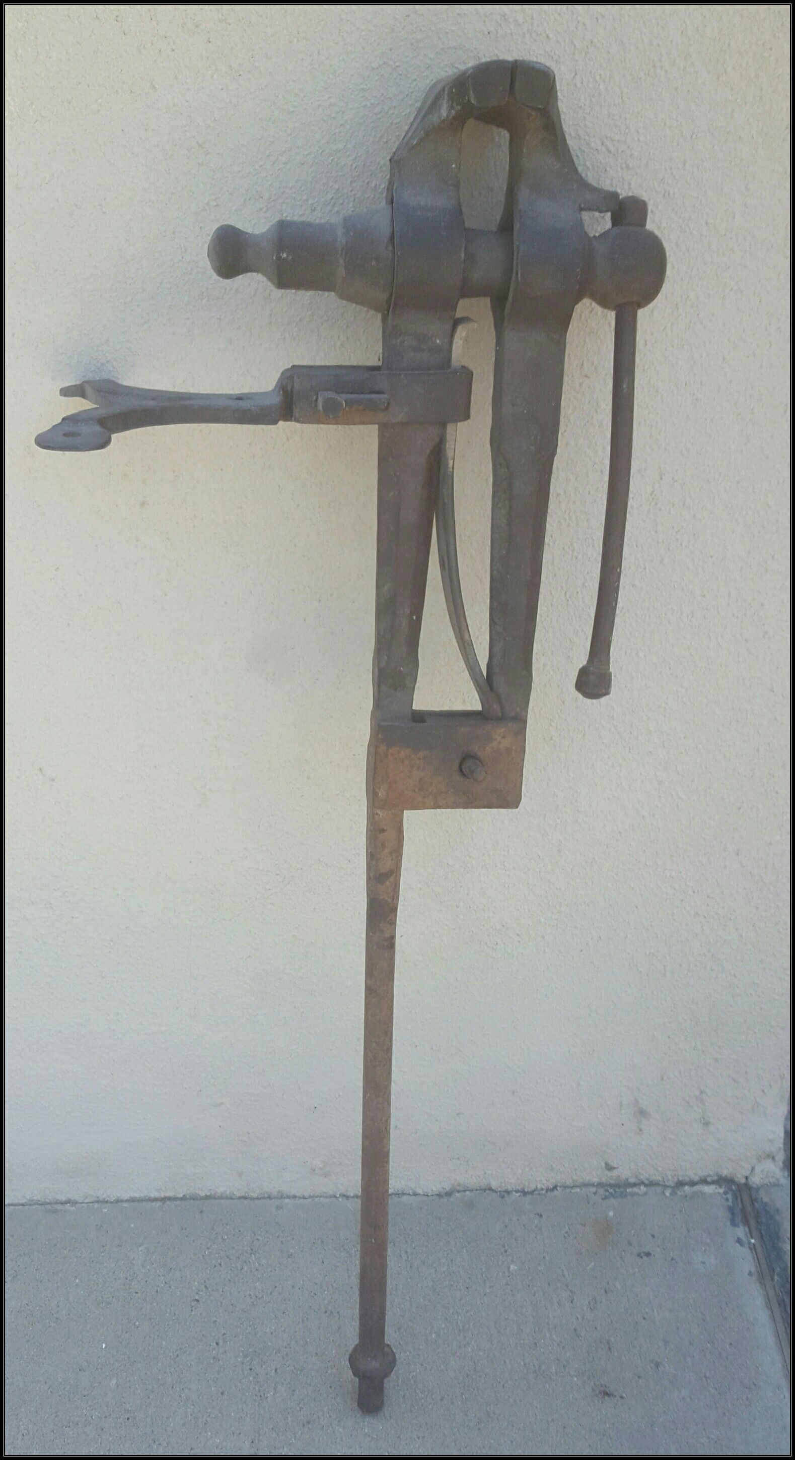 Blacksmith's leg vise/post vise