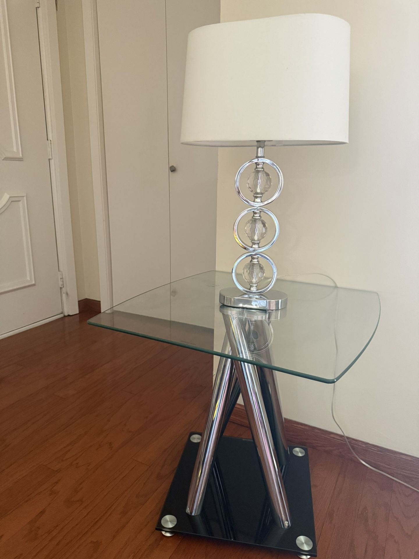 2 Side Tables With 2 Lamps