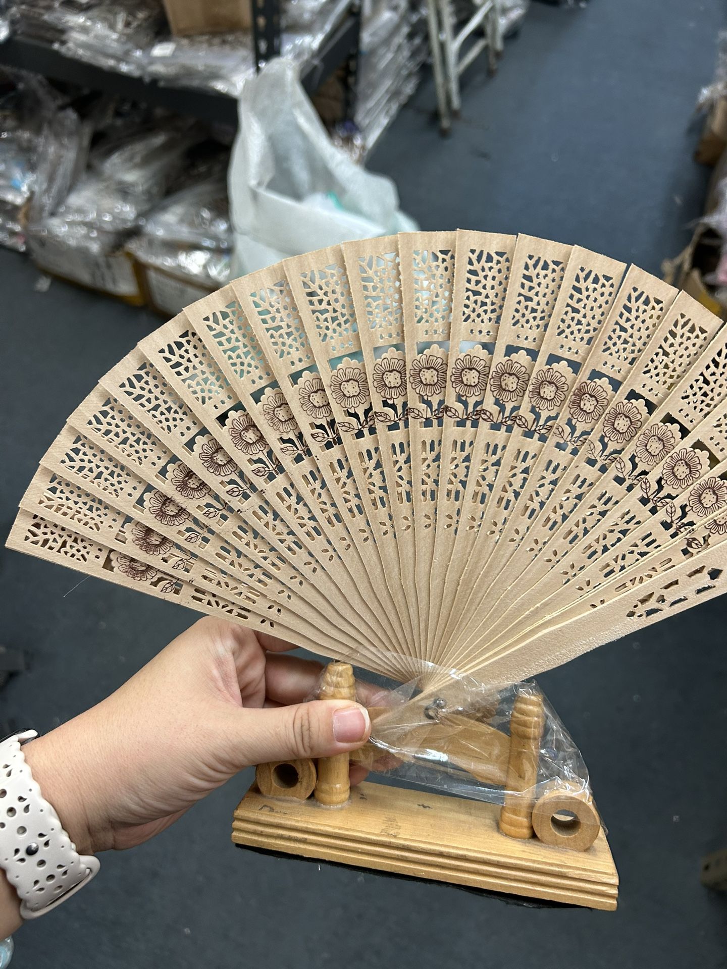 100 Pieces Wooden Fans Hand Held Folding Fans Vintage Chinese Fans Hollow Pattern and Gift Bag for Wedding Guest, Baby Shower, Birthd
