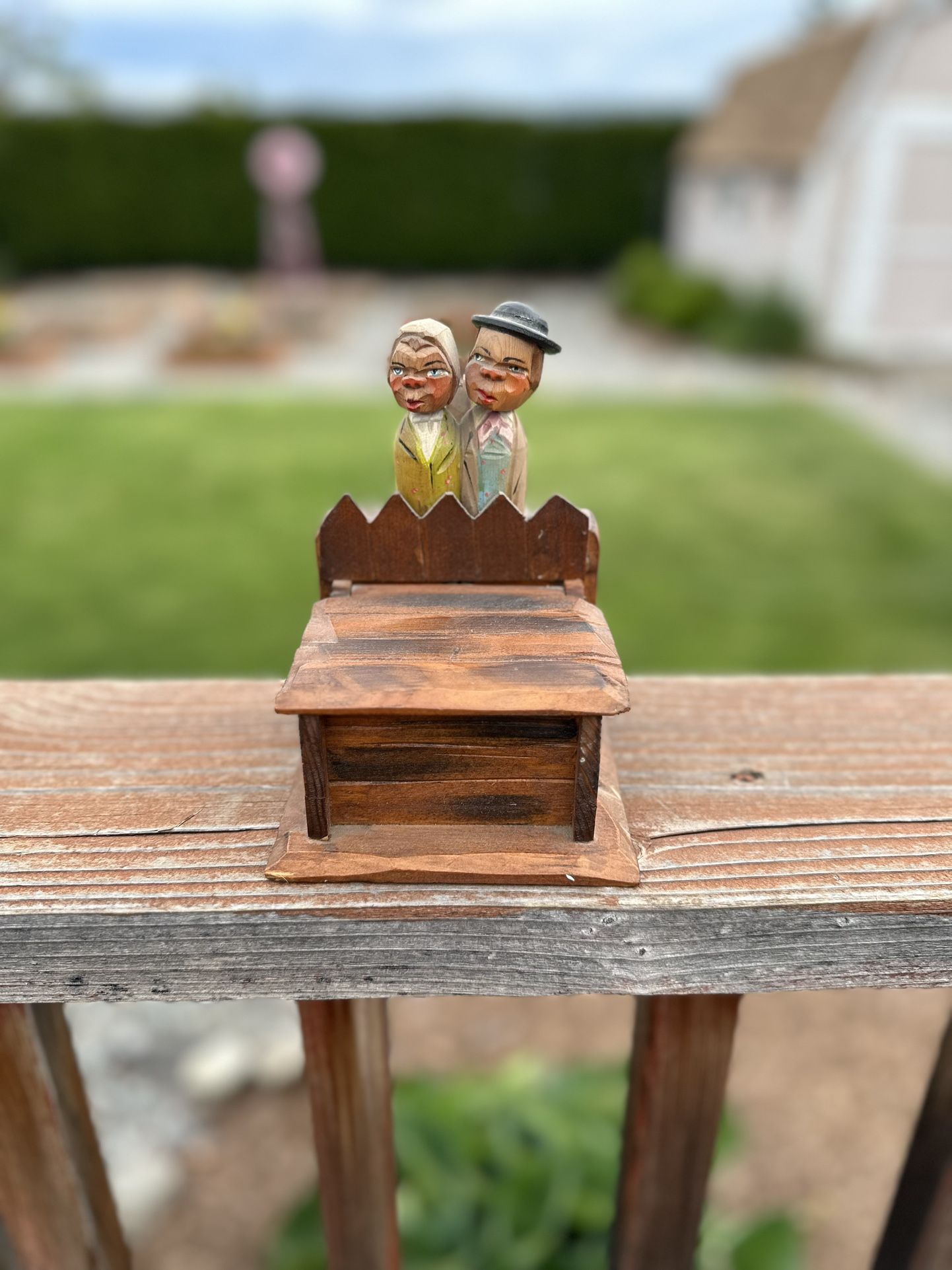 VINTAGE 1950s MECHANICAL WOODEN FOLK ART KISSING COUPLE CIGARETTE BOX