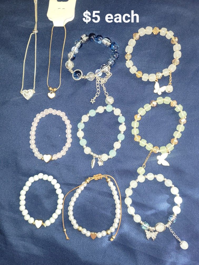 Bracelets. Pulseras. Beads. Feather. Butterfly. Hearts. Rhinestones. Charm Bracelets.