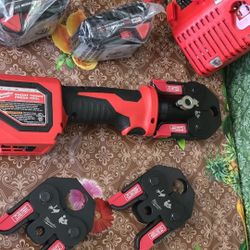 Milwaukee
M18 18V Lithium-Ion Cordless Short Throw Press Tool Kit with 3 PEX Crimp Jaws (2) 2.0 Ah Batteries and Charger
