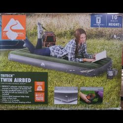 Inflatable bed Aprox 74 in x 39 in x 10 in NO PUMP INCLUDED