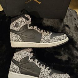 Size 8.5-120. Jordan 1 Retro Un-supreme 