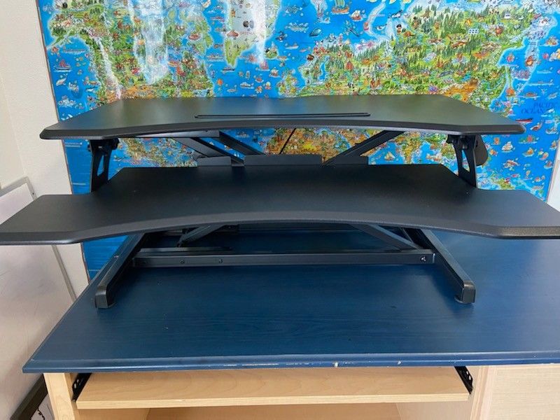 Height adjustable standing desk