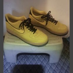 YELLOW NIKE AIR (LIKE NEW)