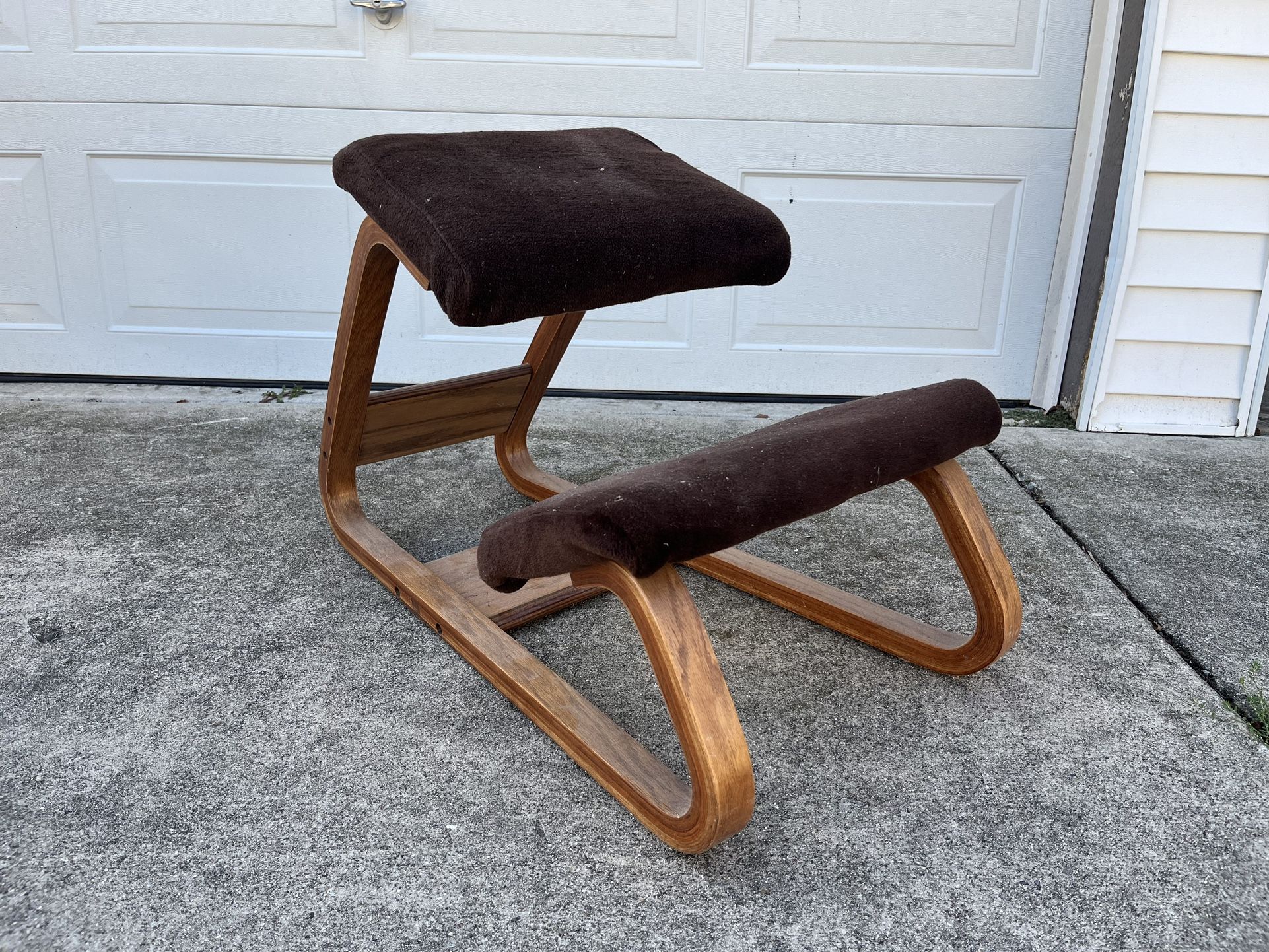 British Design Corp., Vintage Kneeling Chair