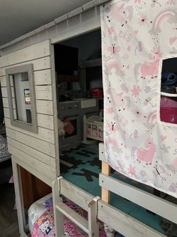 Twin bunk beds