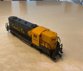 HO Scale AHM, Diesel Locomotive, Santa Fe, Blue & Yellow #2654