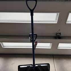 BRAND NEW Snow Joe Shovelution Strain-Reducing Snow Shovel
