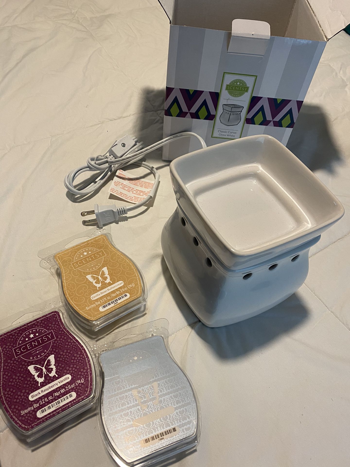 Scentsy Warmer + 3 Scents