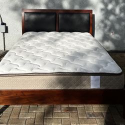 Queen size bed, made of wood and leather. Mattress included. I can deliver for an additional cost, price 200$. Perfect conditions!! 