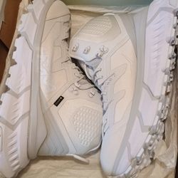 New $260 HOKAS (retired color) Size 13