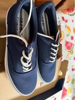 Izod tennis shoes