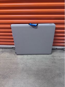 Folding table