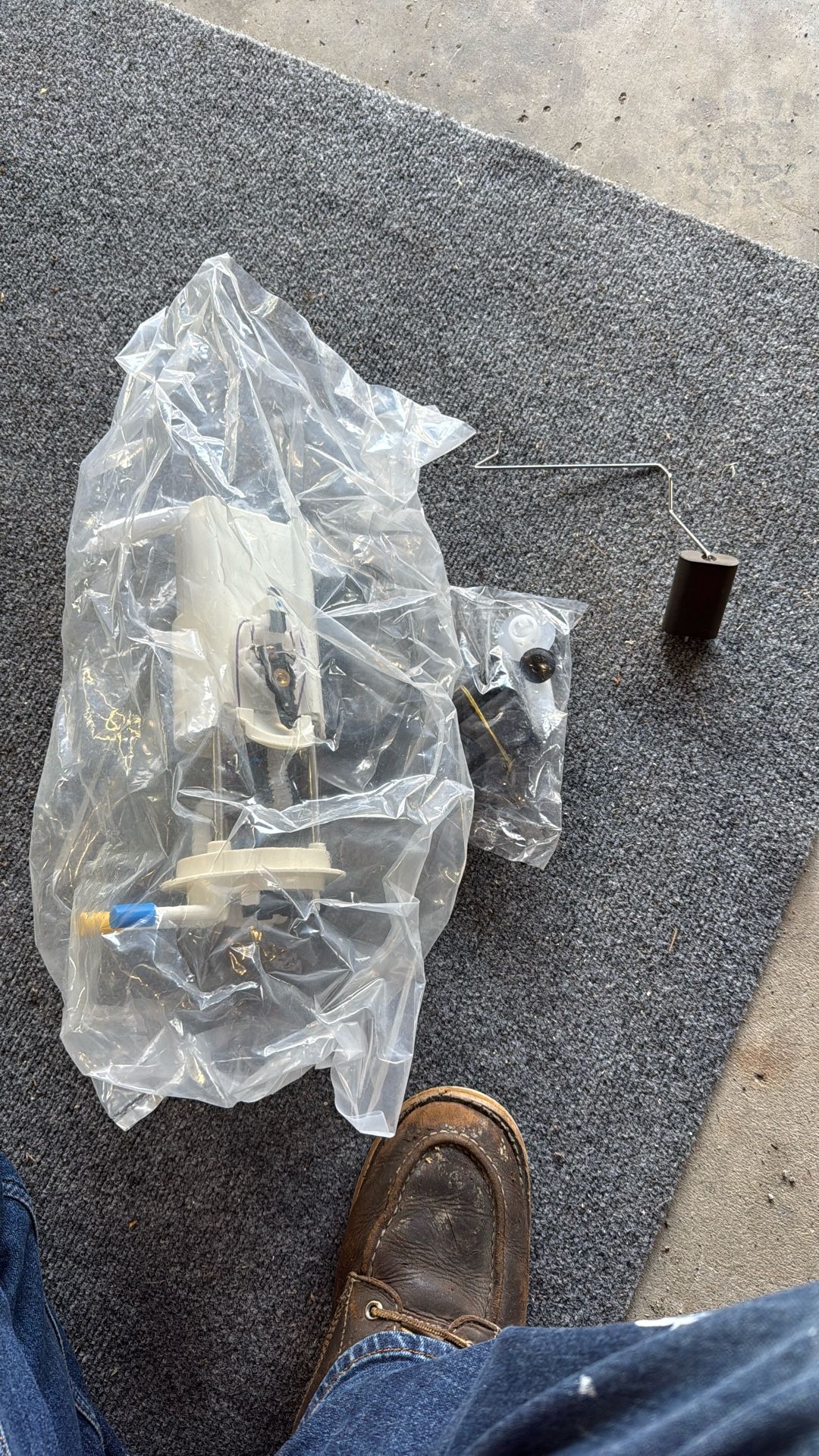 2001 Chevy Tahoe Fuel Pump W/ Sending Unit